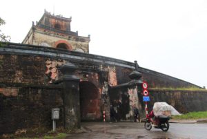 世界遺産フエの王宮に続く城門の写真｜ベトナムの旅