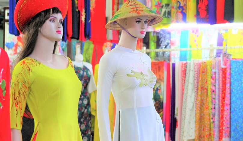 フエでべトナムの民族衣装のアオザイを売る店｜ベトナム旅行