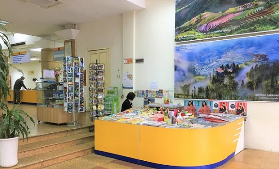 ハノイ郵便局の玄関の海外旅行者向けのお土産販売コーナーの写真