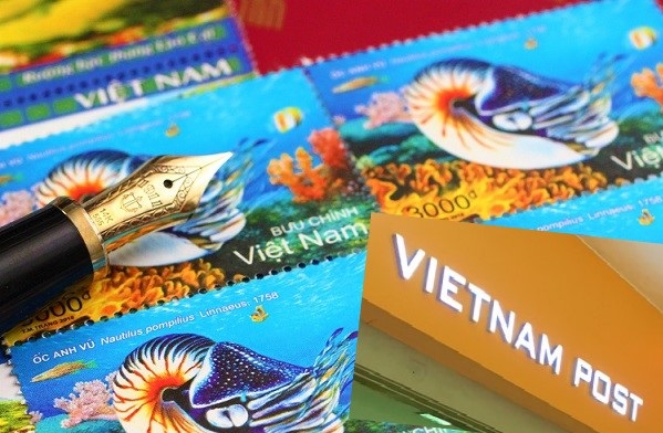 ハノイ郵便局の玄関とベトナムの切手と万年筆の写真