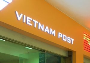 ハノイ郵便局の玄関のベトナムポストのロゴの写真