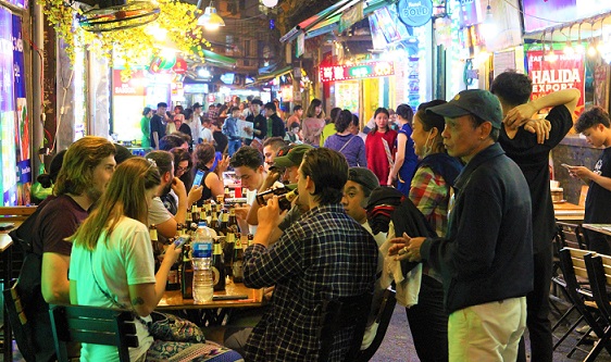 ベトナムのタヒエン通りで飲食する観光客の写真