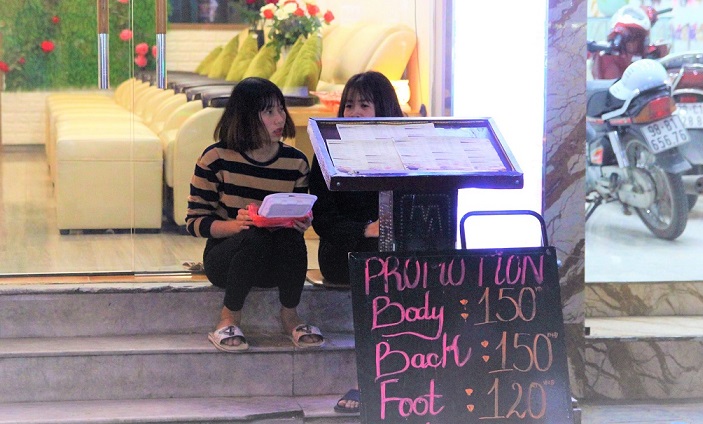 ハノイで日本人向けマッサージ店の客引きをするベトナムの女子高生