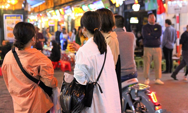 ビアストリートを歩くタヒエン通りの日本人観光客の女性たちの写真