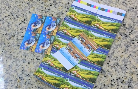 ハノイ郵便局のカウンターに並べられた切手の写真