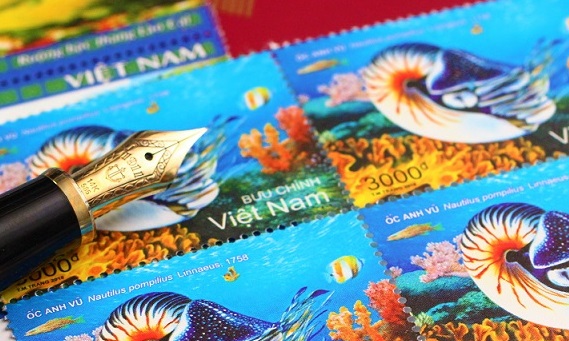 ハノイ郵便局でお土産に買ったベトナム切手と万年筆の写真