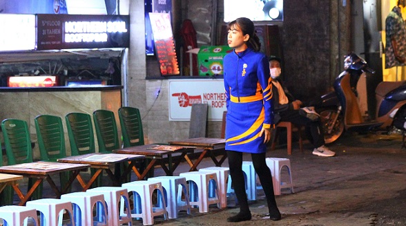 タヒエン通りでタイガービールの制服を着て働くベトナムの女性の写真