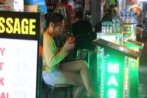 ハノイの夜遊びスポットで客引きするベトナム美女の写真
