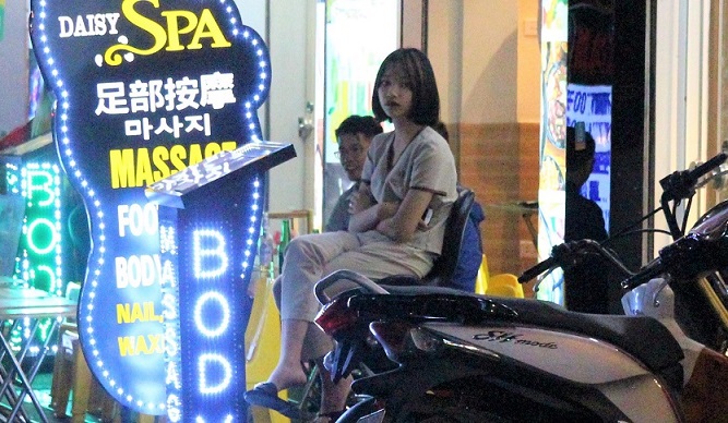 ハノイの日本人向けマッサージ店でサービスするベトナム美女