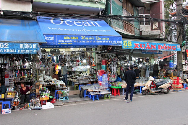 ドンスアン市場の向かいの雑貨店が立ち並ぶハンコアイ通りの写真