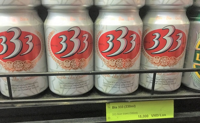フエのスーパーマーケットで販売されている333ビールの値札の写真