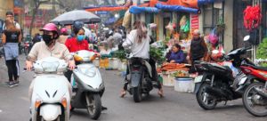 ハノイ旧市街ドンスアン市場の場外売り場を訪れる買い物客たちの写真