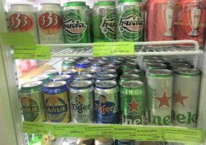 フエのスーパーマーケットの冷蔵庫に並ぶベトナムのビールの写真