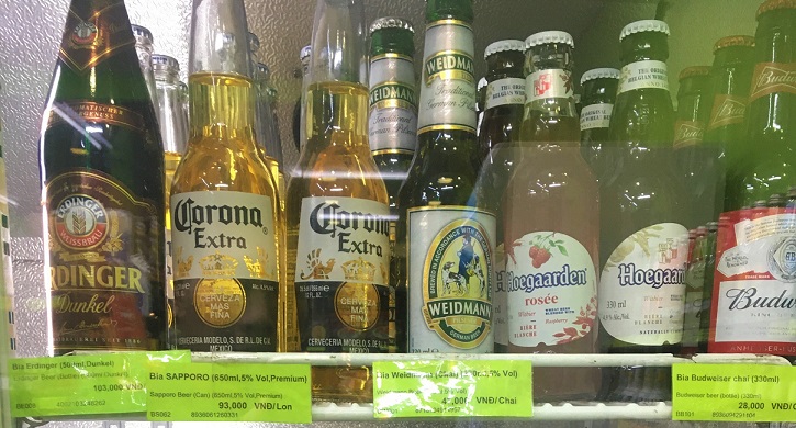 フエのスーパーに並んでいるビールの価格