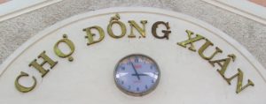 ハノイ旧市街ドンスアン市場の正面玄関の看板と時計の写真