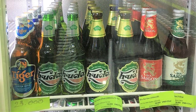ベトナムのフエのスーパーに並ぶタイガービールとサイゴンビールの値札の写真