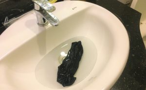 海外旅行中で訪れたベトナムのフエのホテルの洗面所で靴下を洗濯している写真