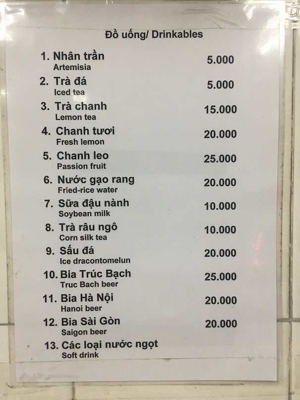 べトナムの標準的な食堂の飲み物の価格表の写真。お茶は5000ドンでビールは20000ドンだ。