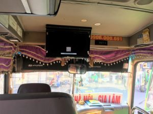 ハノイのザーラムバスターミナルからハロン湾行きの長距離バスの車内の写真