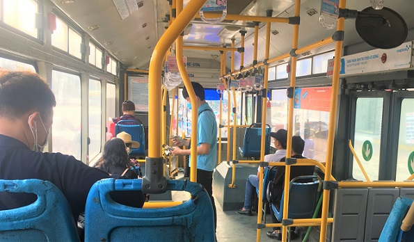 ベトナムの路線バスの座席でくつろぐ乗車達の写真