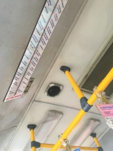 ベトナムのバスのつり革と路線図とスピーカー