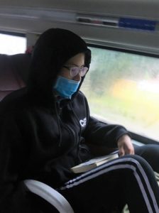 長距離バスの車内のベトナムの美人女子高生の写真