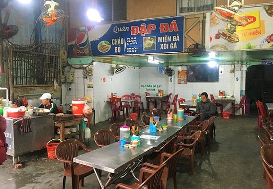 フエ料理店の店内に座るベトナム人男性の写真