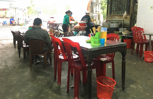 ベトナム世界遺産のフエの伝統的な麺料理店の客席の写真