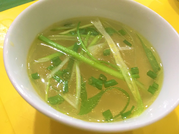 安食堂でもベトナム料理にセットされる無料のスープの写真