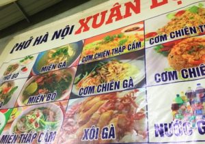 フエ料理の看板メニューの写真|miến gà鳥春巻きやcơm chiên gà鳥のチャーハンが並んでいる