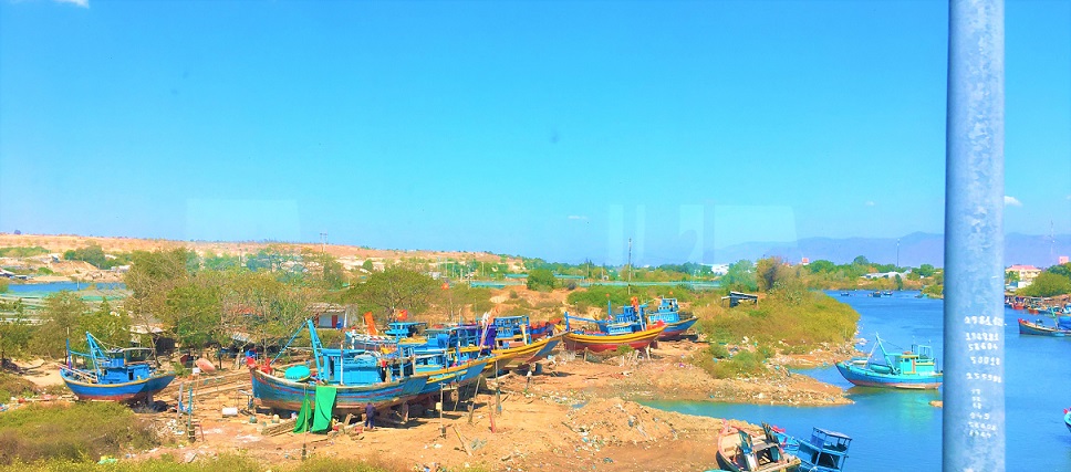 南部でも大きな漁港があるニャチャンの河口にある船の修理場の写真