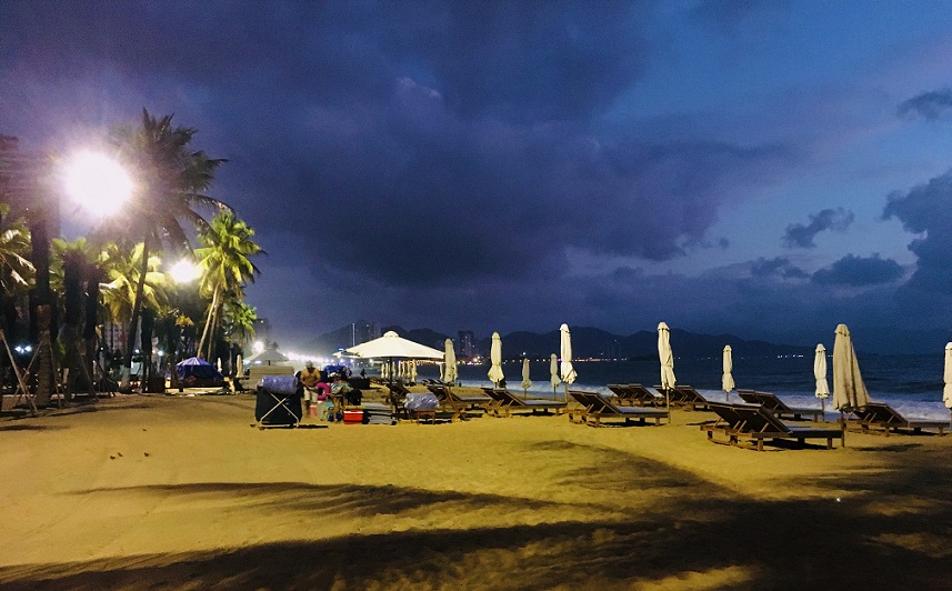 早朝で有料のベンチパラソルが閉じられ静けさのニャチャンビーチの写真｜ベトナムリゾート旅行