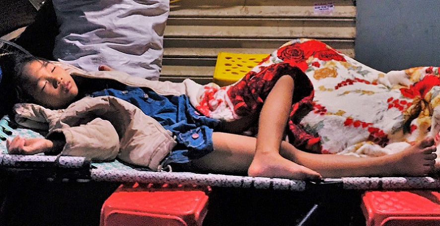 観光都市ニャチャンの路上で行商して疲れて眠るベトナムの美少女の写真｜ポリフェノールのベトナム旅行
