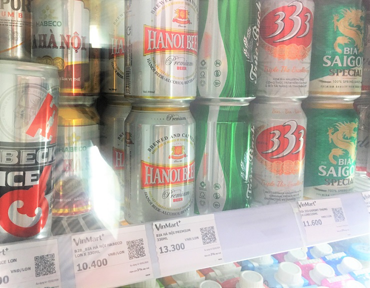 ベトナムのスーパーに陳列されているビールの価格表示の写真