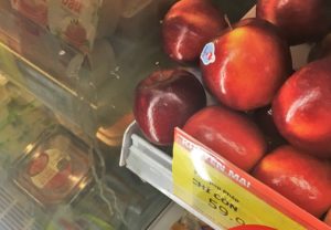 ハノイのコンビニで重量の量り売りで売られているリンゴの写真
