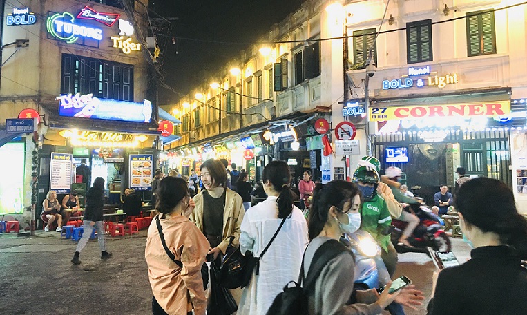 ハノイ旧市街の夜遊び飲み屋街交差点の写真