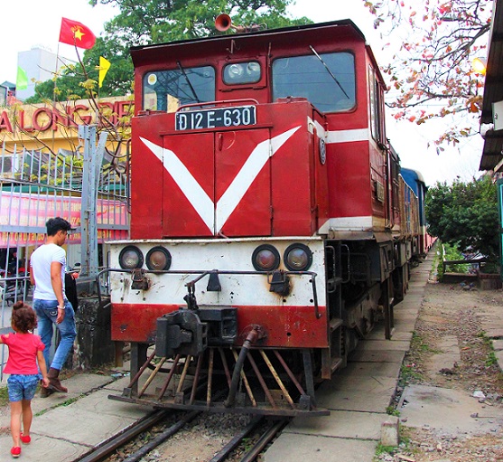 ロンビエン駅に到着したディーゼル機関車の写真｜べトナム旅行