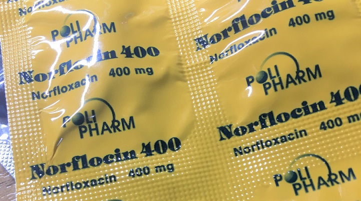 東南アジアのタイ旅行で体調が悪くなった際に近所の薬屋で買った抗生物質ノルフロキサシンの写真